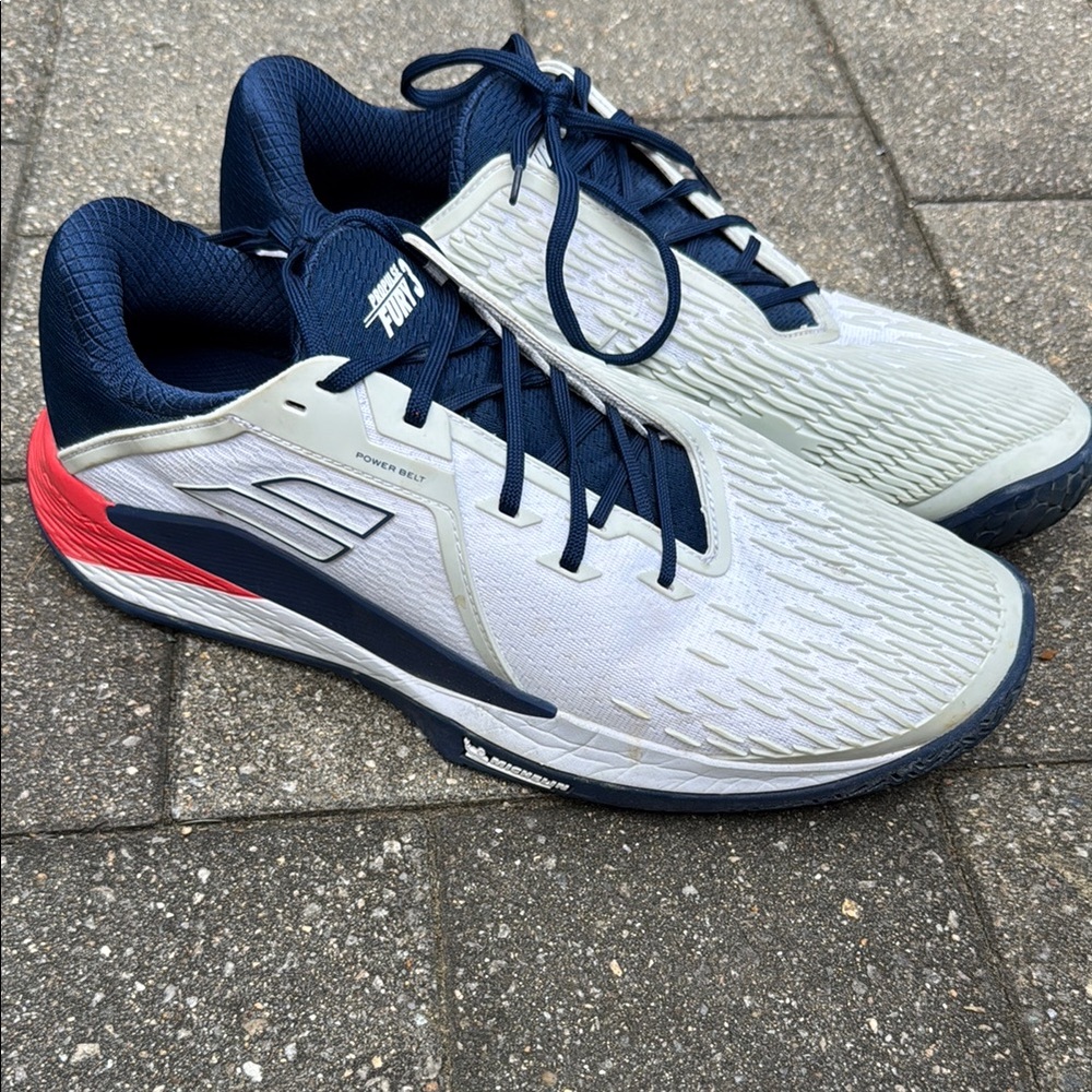Men's tennis shoe